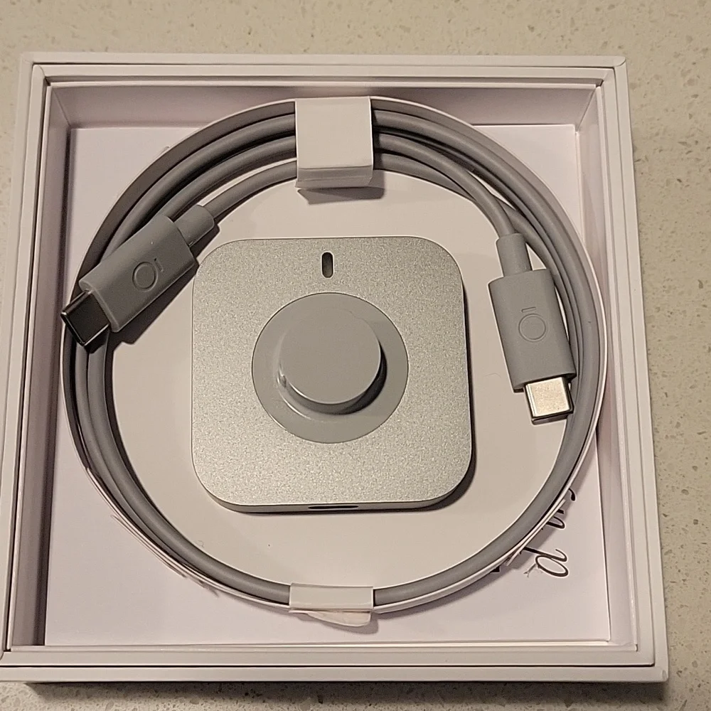 Magnetic Smart Ring Charger - Silver and Black